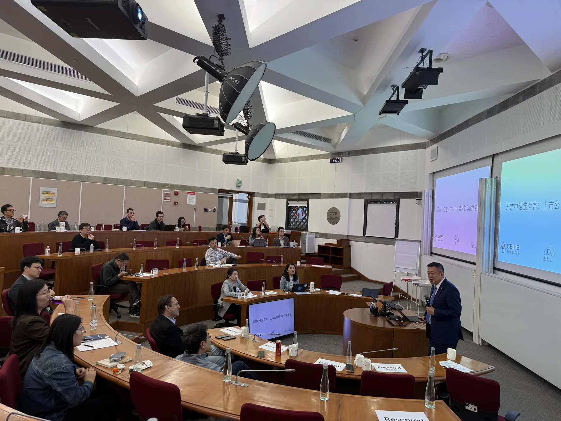 Changhua’s chairman speaking to entrepreneurs during a training session