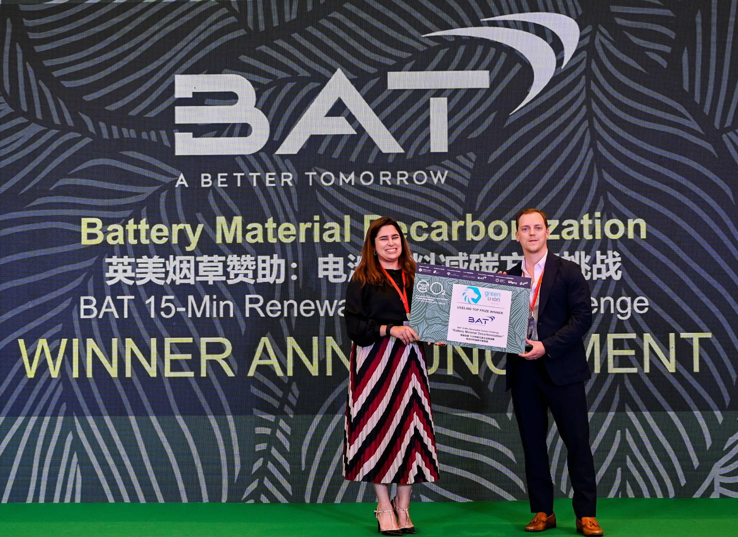 L-R: Neelam Melwani and Ben Jenkins, BAT. Top prize winner: Green Li-ion from Singapore (winner not pictured)