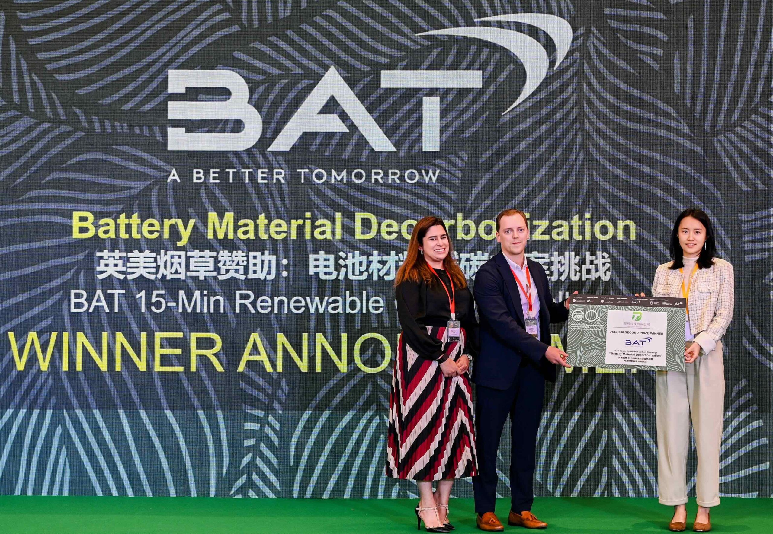 L-R: Neelam Melawani and Ben Jenkins, BAT. 1st runner-up: ToDawn Tech, Hu Yunchang, CFO